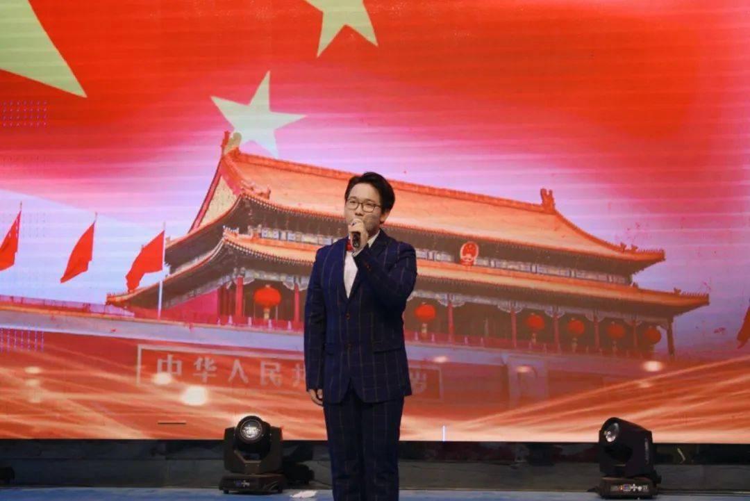 救援受困木屋的牛仔