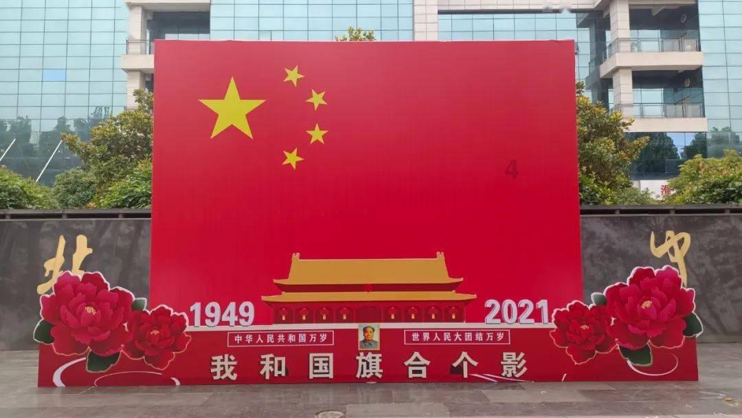 1月22日江西南昌:2024年的第一场大雪,寒冷的天气也阻挡不了大家看雪的热情,网友:终于可以不用羡慕北方了