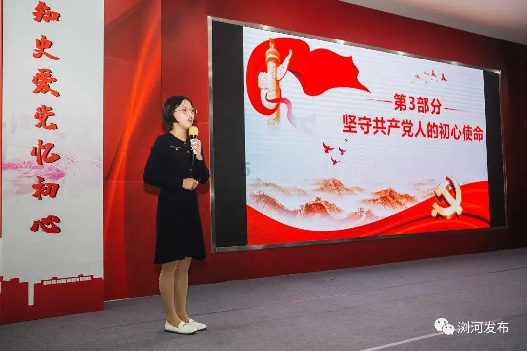 逃离残破的机舱